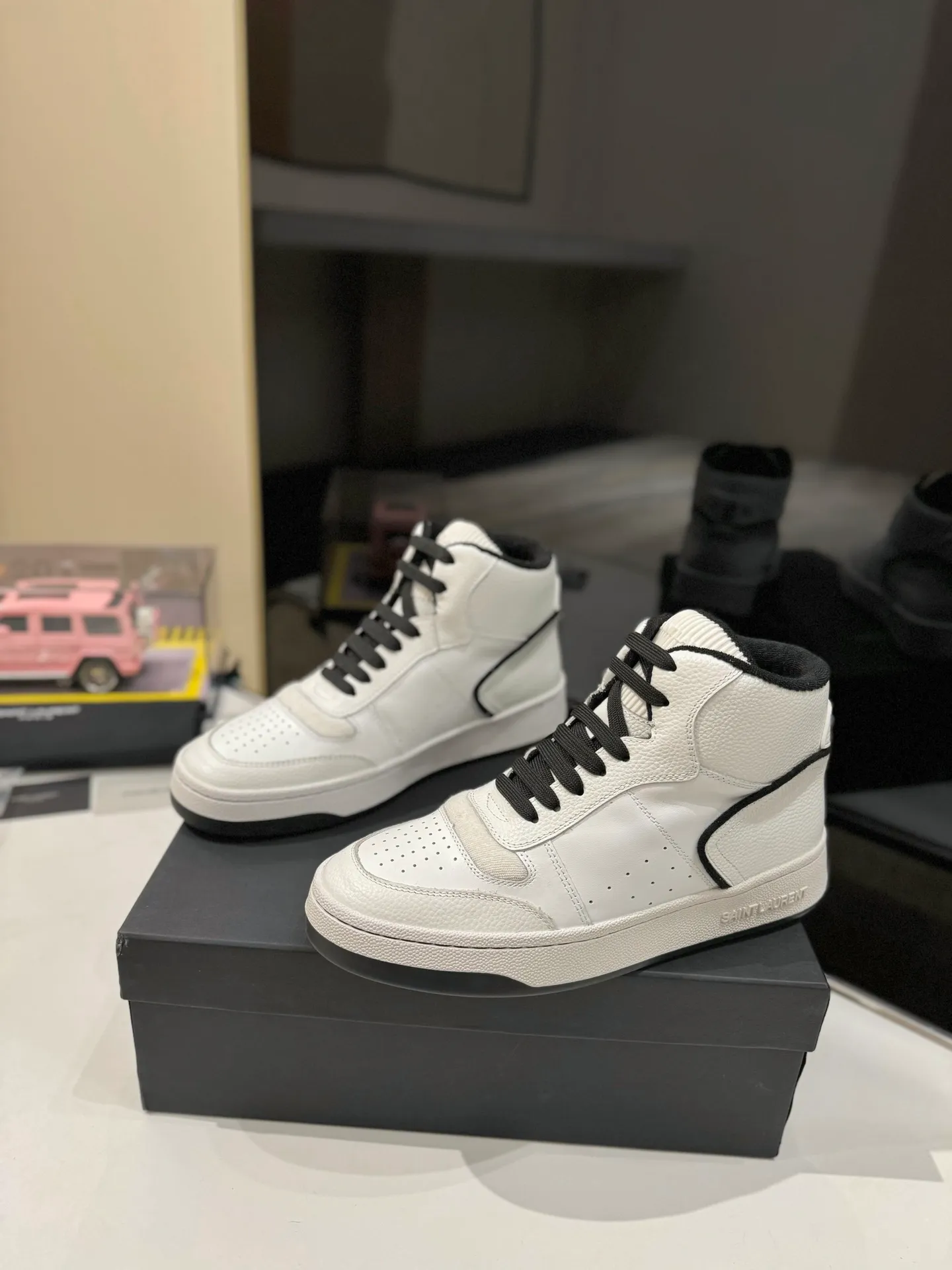 👟👟Ex-factory price 680👟👟 [High version for couples] YSL SAINT LAURENT Yves Saint Laurent SL61, the latest popular casual series in spring and summer...👍👍 Yves Saint Laurent SL61, original purchase, 1:1 replica, fresh blood injection and casual retro design, super good-looking and versatile, the upper is made of cowhide punching and splicing, the upper is super soft , lightweight and comfortable to match with sweatshirts, it is recommended to have one pair in each hand😁 ✅Fabric: Original customized cowhide ➕Punching process ➕Last process ✅Inner lining: Original towel lining ✅Feet: Original customized cowhide ✅Outsole: Original molded two-color bottom ✅Packaging: Original full set of packaging ✅Code number: 35-46 (Female 41.42. Male 38.45.46 Customized, non-returnable)